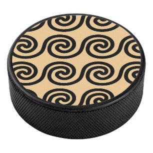 Griechisches Mäander-Schlüsselwellen-Muster Braun Eishockey Puck