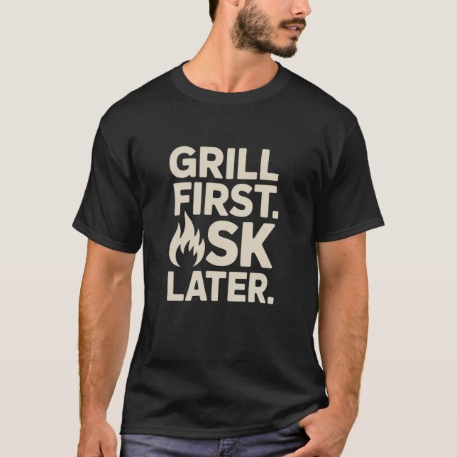 Grill First Ask Later BBQ Grill Dad Humor T-Shirt (Vorderseite)