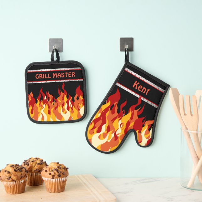 Grill Master Name Schwarz mit Flammen Ofenhandschuh & Topflappen-Set (Insitu (Hängend))
