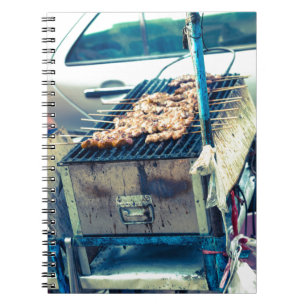 Grillabend auf der Straße von Bangkok mit Spießen Notizblock