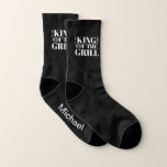 GRILLEN King Vater Socks Socken<br><div class="desc">GRILLEN King Vater SocksEin lustiges Paar schwarzer Socken,  Vads Name oder Ihre kurze Nachricht. Diese wurden auf der größeren Socke entworfen. Wenn Sie einen kleineren Sizer auswählen,  müssen die Designelemente möglicherweise geändert werden.</div>
