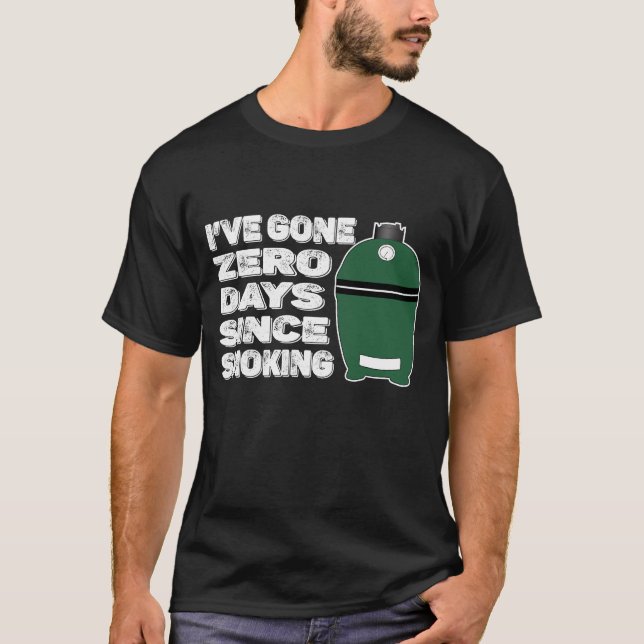 Grillen Pitmaster hört nie auf zu rauchen Rauchen  T-Shirt (Vorderseite)