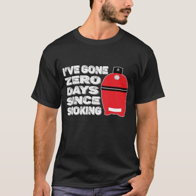 Grillen Pitmaster hört nie auf zu rauchen Rauchen  T-Shirt (Vorderseite)
