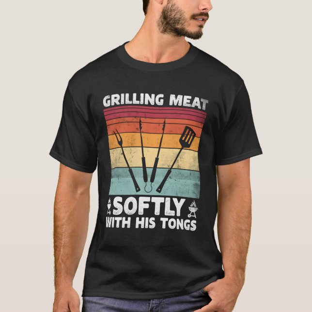 Grillen von Fleisch sanft mit seinen Tongs Grillen T-Shirt (Vorderseite)