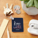 Grillkönig Schlüsselanhänger<br><div class="desc">König des Grills, das perfekte Geschenk für den Koch im Sommer. Eine Idee Geburtstag, Weihnachten, Mütter Tag oder Väter Tagesgeschenk oder einfach ein Dankeschön für einen phantastischen Tag! In patriotischem Rot, Weiß und Blau mit Schriftzeichen auf dem Trend und einem coolen Vintagen Not leidenden Gefühl, das ist die perfekte Ergänzung...</div>