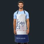 Grillkönig Schürze<br><div class="desc">König des Grills, das perfekte Geschenk für den Koch im Sommer. Eine Idee Geburtstag, Weihnachten, Mütter Tag oder Väter Tagesgeschenk oder einfach ein Dankeschön für einen phantastischen Tag! In patriotischem Rot, Weiß und Blau mit Schriftzeichen auf dem Trend und einem coolen Vintagen Not leidenden Gefühl, das ist die perfekte Ergänzung...</div>