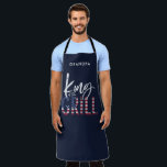 Grillkönig Schürze<br><div class="desc">König des Grills, das perfekte Geschenk für den Koch im Sommer. Eine Idee Geburtstag, Weihnachten, Mütter Tag oder Väter Tagesgeschenk oder einfach ein Dankeschön für einen phantastischen Tag! In patriotischem Rot, Weiß und Blau mit Schriftzeichen auf dem Trend und einem coolen Vintagen Not leidenden Gefühl, das ist die perfekte Ergänzung...</div>