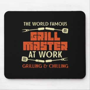 Grillmeister bei der Arbeit Grillen Chillen Lustig Mousepad