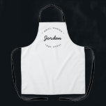 Grillmeister Personalisiertes Jahr Schürze<br><div class="desc">Inspirier die Grill Masters in deinem Leben mit unserer personalisierten Grill Master Etablished Year Name Schürze. Diese moderne und einzigartige Schürze ist das ideale Geschenk für talentierte Koch, die stolz auf ihre Grillfähigkeiten sind. Passen Sie diese Schürze mit dem Namen des Grillmeisters und dem Jahr ihrer Grillreise an. Die schwarze...</div>