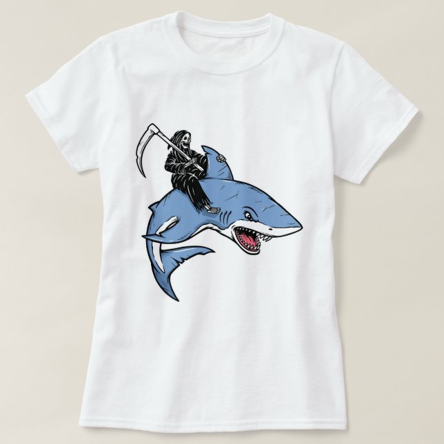 Grimischer Sensenmann auf dem Riesenhai T-Shirt (Design vorne)