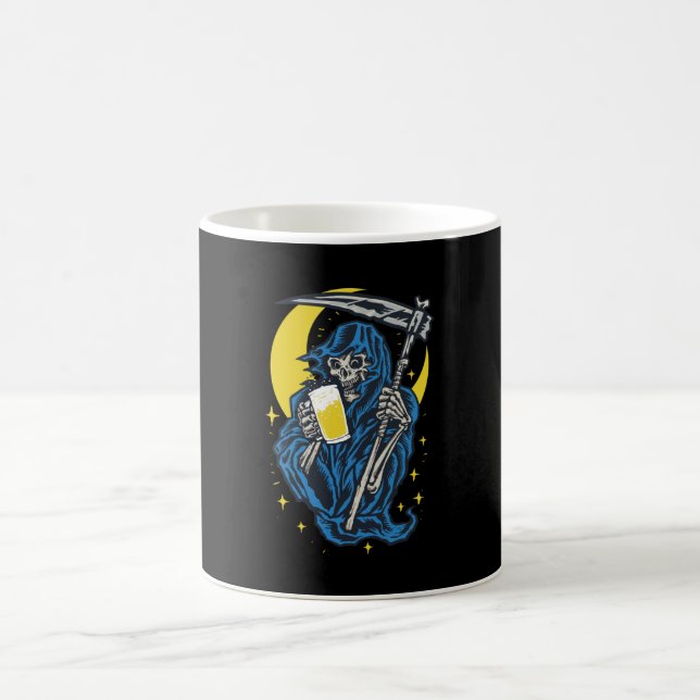 Grimischer Sensenmann trinken Bier Kaffeetasse (Mittel)