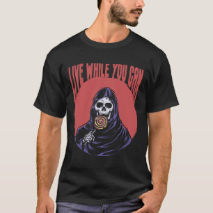 Grimmiger Sensenmann lebt, während man Spaß haben  T-Shirt