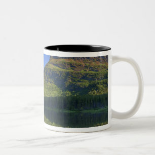 Grinnel Point und Allen Mountain spiegeln sich in Zweifarbige Tasse