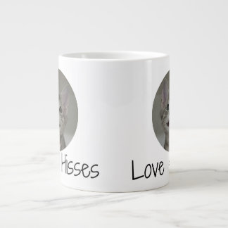 Grinnin' Francois auf einer riesigen Tasse