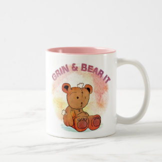 grinsen und die Tasse tragen