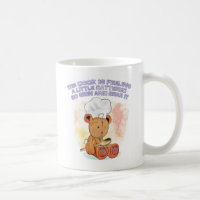 grinsen und die Tasse tragen