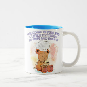 grinsen und die Tasse tragen