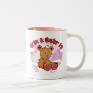 grinsen und tragen zweifarbige tasse