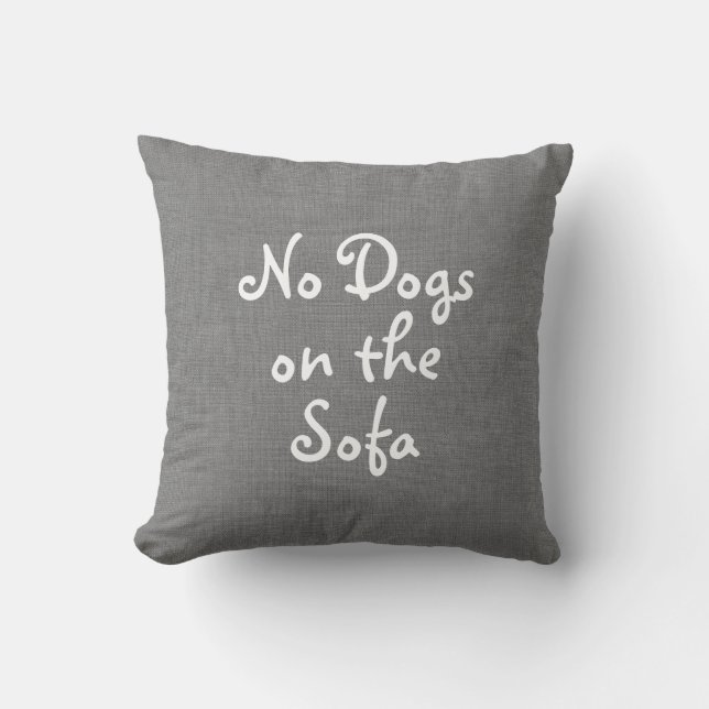 Gris aucuns chiens sur le coussin de sofa (Recto)