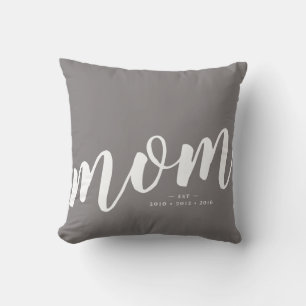 Gris   Simple Typographie Maman EST. Coussin décor