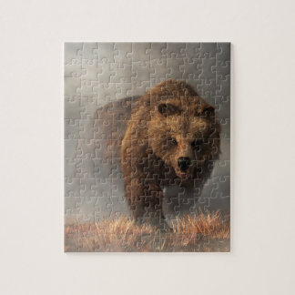 Grizzly Bär, der aus dem Nebel hervorgeht
