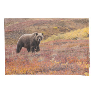 Grizzlybär bewegt sich durch Herbstfarben in Alas Kissenbezug