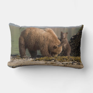 Grizzlybär-Mutter mit Jungtier an einem Strand Lendenkissen