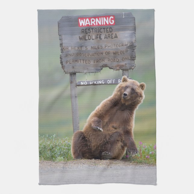 Grizzlybär spielt mit Schild Geschirrtuch (Vertikal)
