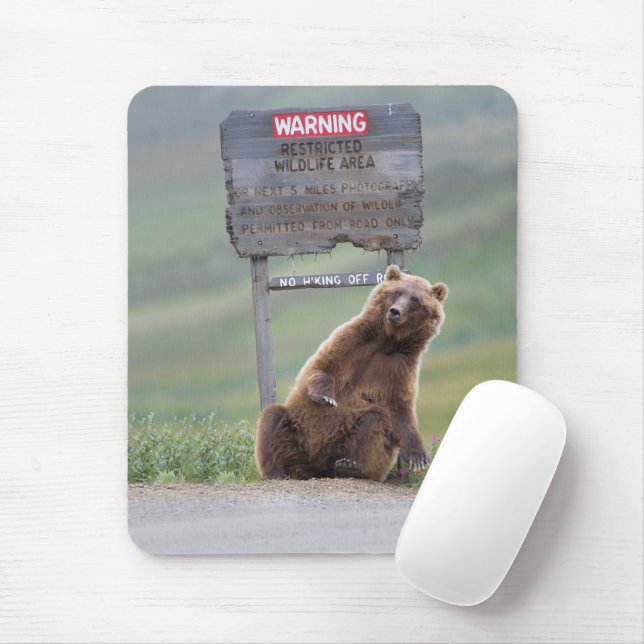 Grizzlybär spielt mit Schild Mousepad (Mit Mouse)