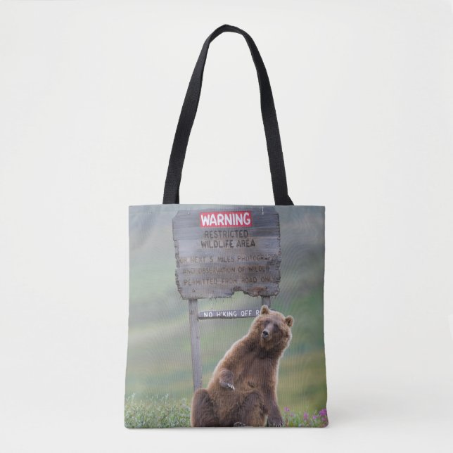 Grizzlybär spielt mit Schild Tasche (Vorderseite)