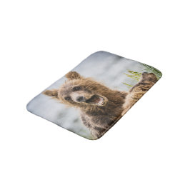 Grizzy Cubs suchen nach ihrer Mutter Badematte