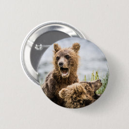 Grizzy Cubs suchen nach ihrer Mutter Button