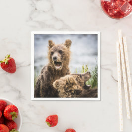Grizzy Cubs suchen nach ihrer Mutter Serviette