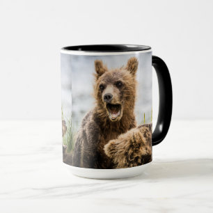 Grizzy Cubs suchen nach ihrer Mutter Tasse