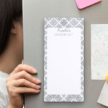 Grocerliste Spanischer Individuelle Name Tiles Gra Magnetischer Notizblock<br><div class="desc">Personalisieren Sie diese magnetische Lebensmittelliste und Pop sie auf Ihrem Kühlschrank. Die Vorlage ist für Sie bereit, Ihren Namen oder Ihren Familiennamen hinzuzufügen, je nachdem, was Sie bevorzugen. Dieses Design hat eine hübsche Grenze von spanischen Fliesen, in Grautönen. Auf dem Polster gibt es auch viel Platz, um eine Liste Ihrer...</div>