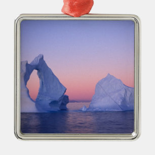 Grönland, Eisberg bei Sonnenuntergang. Silbernes Ornament