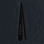 Groom Black Moderne Typografie für ihn Krawatte<br><div class="desc">Chic Groom schwarze Krawatte mit weißer Typografie. Lass allen,  dass du der glückliche Typ bist. Ich denke,  das würde in diesem hübschen Bräutigam großartig aussehen. So stilvoll.</div>