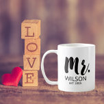 Groom Brush Schriftart Wedding Anniversary Couple Kaffeetasse<br><div class="desc">Feiern Sie die Liebe und Einheit eines ganz besonderen Ehepaares mit unserer Mr. Modern Brush Schriftart Wedding Anniversary Couple Coffee Tasse. Diese eleganten und stilvollen Tasse sind das ideale Geschenk für den Bräutigam. Diese Hochzeitsgeschenke sind ideale Jubiläumsgeschenke für die Tasse.</div>