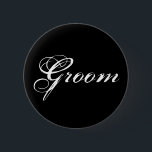 Groom Button in Schwarz<br><div class="desc">Diese Pinback-Taste zeichnet sich durch ein elegantes weißes Textdesign auf schwarzem Hintergrund aus: Groom - perfekt für verlobte Typ!</div>