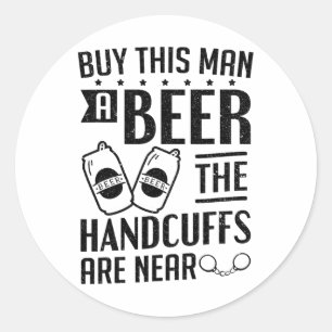 Groom Die Handschellen sind nahe Bachelor Party 1 Runder Aufkleber