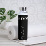 Groom elegante Typografy name script personalisier Trinkflasche<br><div class="desc">Elegante,  schicke,  schwarz-weiße Hochzeitswasserflasche personalisiert mit dem Namen des Bräutigams in schicker Kalligraphie-Schrift.      Bitte beachten Sie,  dass die Farben an Ihre jeweilige Farbpalette angepasst werden können.</div>