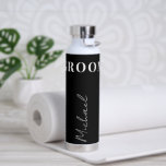 Groom elegante Typografy name script personalisier Trinkflasche<br><div class="desc">Elegante,  schicke,  schwarz-weiße Hochzeitswasserflasche personalisiert mit dem Namen des Bräutigams in schicker Kalligraphie-Schrift.      Bitte beachten Sie,  dass die Farben an Ihre jeweilige Farbpalette angepasst werden können.</div>