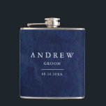 Groom Gift Watercolor Blue Wedelflasche Flachmann<br><div class="desc">Dunkelblaue Hochzeitsflasche in Aquarellfarbe mit schön bemalten Aquarellhintergrund. Vollständig anpassbar!</div>
