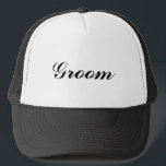 Groom Hat Truckerkappe<br><div class="desc">Ob er sich am Schwimmbad entspannt oder bei der Vorbereitung der Hochzeit hilft,  dieser "Bräutigam" behalte ihm stilvoll schattig. Ideal für die Junggeselle.</div>