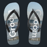 Groom Ocean Waves Beach Sand Flip Flops<br><div class="desc">Hübscher blauer Himmel mit leicht flauschigen weißen Wolken, blaues Meer, abstürzenden Ozeanwellen und Strand Sand. Unisex Flip Flops mit Groom und Datum der Ehe geschrieben in einer weißen Farbe Text. PERSONALISIEREN Sie mit Ihrem Hochzeitstag (oder löschen Sie Text). Der Hochzeitstag ist im Sand geschrieben. Mit breiten schwarzen Straps und schwarzem...</div>