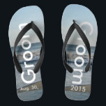 Groom Ocean Waves Beach Sand Flip Flops<br><div class="desc">Hübscher blauer Himmel mit leicht flauschigen weißen Wolken, blaues Meer, abstürzenden Ozeanwellen und Strand Sand. Unisex Flip Flops mit Groom und Datum der Ehe geschrieben in einer weißen Farbe Text. PERSONALISIEREN Sie mit Ihrem Hochzeitstag (oder löschen Sie Text). Der Hochzeitstag ist im Sand geschrieben. Mit breiten schwarzen Straps und schwarzem...</div>