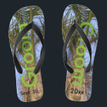 Groom Palm Trees Blue Sky Flip Flops<br><div class="desc">Coole Palmen mit einem Hübschen blauen Himmel im Hintergrund Unisex Flip Flops mit Groom geschrieben in einem schönen grünen Text, und Datum der Ehe in schwarzem Text. PERSONALISIEREN Sie mit Ihrem Hochzeitstag (oder löschen Sie Text). Fühlen Sie die Meeresbrise und Tropen unter Ihren Füßen. Mit breiten schwarzen Straps und schwarzem...</div>