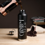 Groom Team favorisiert Schwarz-weiße Typografie Trinkflasche<br><div class="desc">Perfektes Zubehör für den bleibe von Hydrat unterwegs. Ob bei Hochzeitsvorbereitungen,  am großen Tag selbst oder nach den Festlichkeiten,  diese Flasche wird vom Bräutigam bestimmt geschätzt.</div>