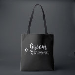 Groom Tote Bag | Coole Schwarz-weiße Schrift Tasche<br><div class="desc">Der Groom wird diese personalisierte Tasche Liebe! Die Tasche ist doppelseitig mit einem lustigen, trendigen Schriftart mit weißem Schrift und wirl ausgestattet und enthält auch zwei Textzeilen - den Namen des Grooms, das Hochzeitdatum, den Ort, usw. hinzufügen. Ändern Sie die Hintergrundfarbe, um Ihre Hochzeitsfarben anzupassen - klicken Sie einfach auf...</div>