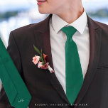 Groom Trauzeugen Initials Emerald Green Wedding Krawatte<br><div class="desc">Groom Trauzeugen Initials Emerald Green Wedding. Versteckt auf der Rückseite können Sie leicht die Initialen personalisieren, sodass es nicht verpassen, wer die Krawatte gehört wem! Die Farbe und der Schriftart der Initialen und auch die Krawatte können geändert werden, wenn Sie möchten, um Ihre eigene Hochzeit Thema über den Klick zu...</div>
